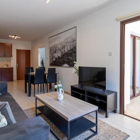 Mia 1-Bedroom Apartment In Larnaca Exteriör bild