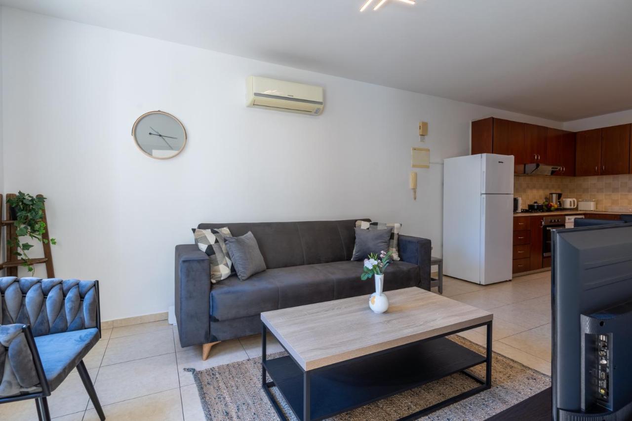 Mia 1-Bedroom Apartment In Larnaca Exteriör bild